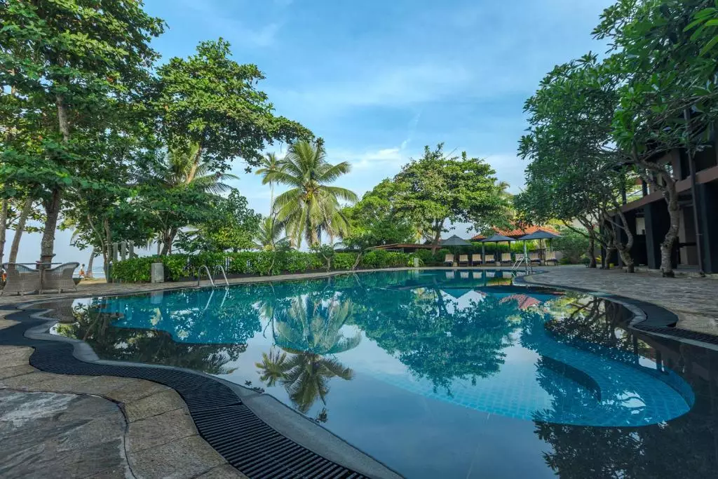 استخر هتل ارزلز ریف برووالا